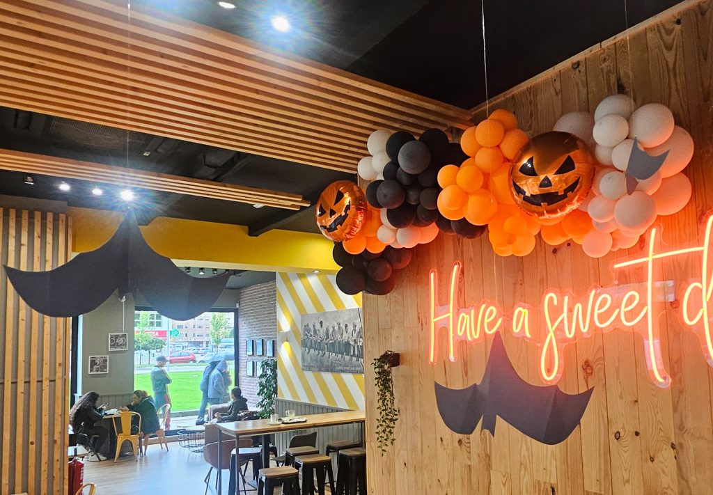 ¿Por qué nos gusta celebrar Halloween en Loops And Coffee? Nos permite tener rosquillas con ediciones limitas y cafés únicos.